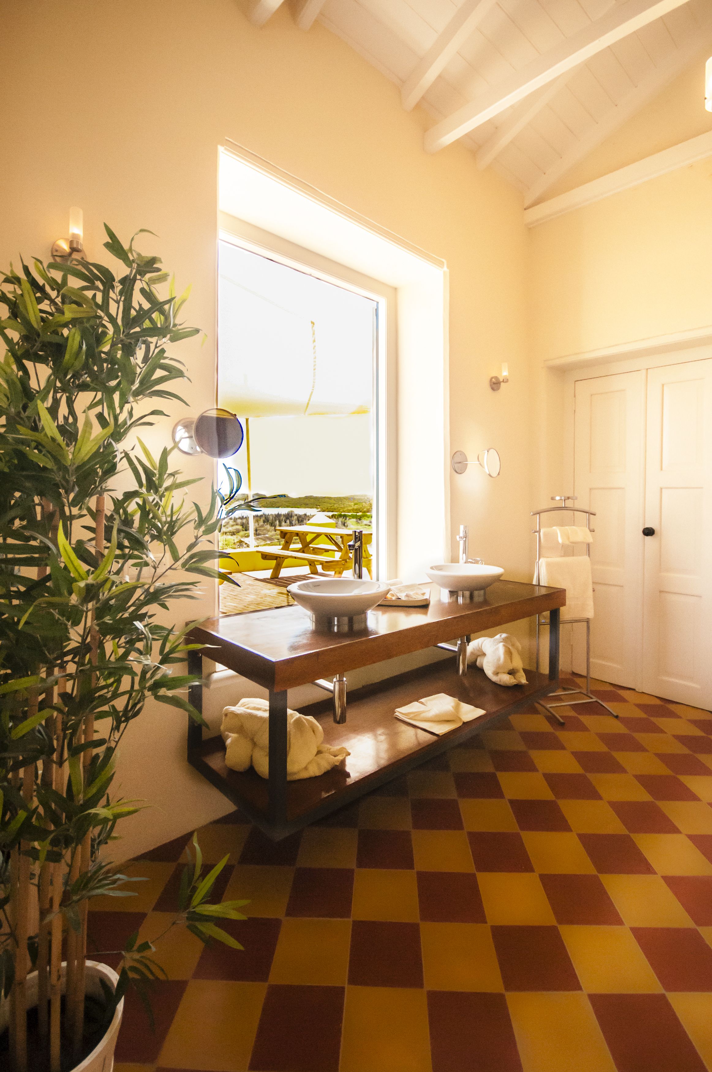 junior suite | bathroom | shower, free toiletries, hair dryer, towels