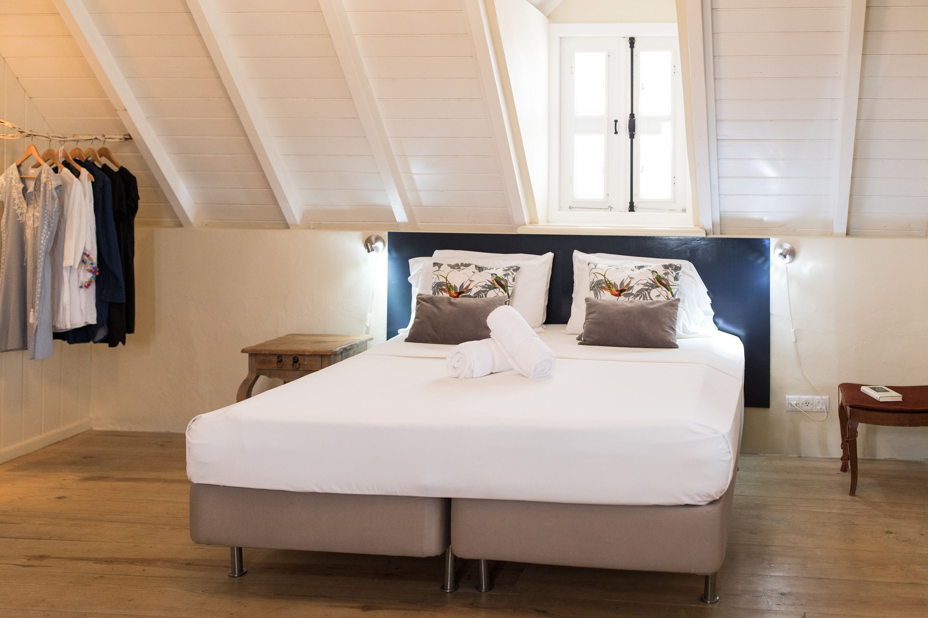 triple room (queen) | 1 bedroom, minibar, in-room safe, iron/ironing board