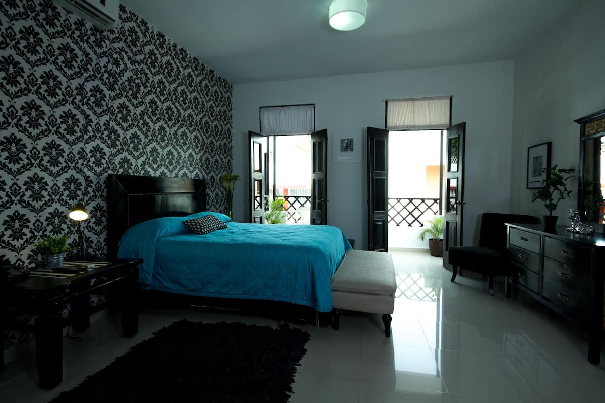 Suite | In-room safe, individually decorated, individually furnished, free WiFi