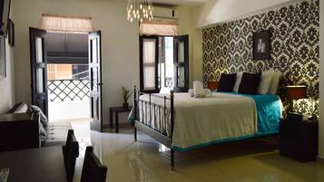 Suite | In-room safe, individually decorated, individually furnished, free WiFi