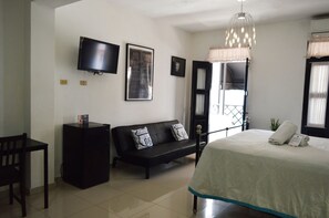 Suite | In-room safe, individually decorated, individually furnished, free WiFi