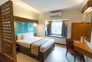 Room, 1 Queen Bed, Accessible, Non Smoking (Roll In Shower) | In-room safe, desk, iron/ironing board, free WiFi