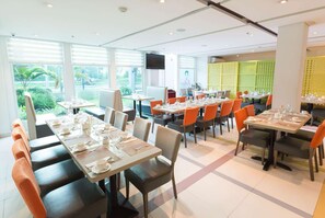 American cuisine, al fresco dining - Microtel by Wyndham UP Technohub (Quezon City)