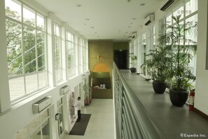 Lobby - Microtel by Wyndham UP Technohub (Quezon City)