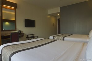 In-room safe, desk, iron/ironing board, free WiFi - Microtel by Wyndham UP Technohub (Quezon City)