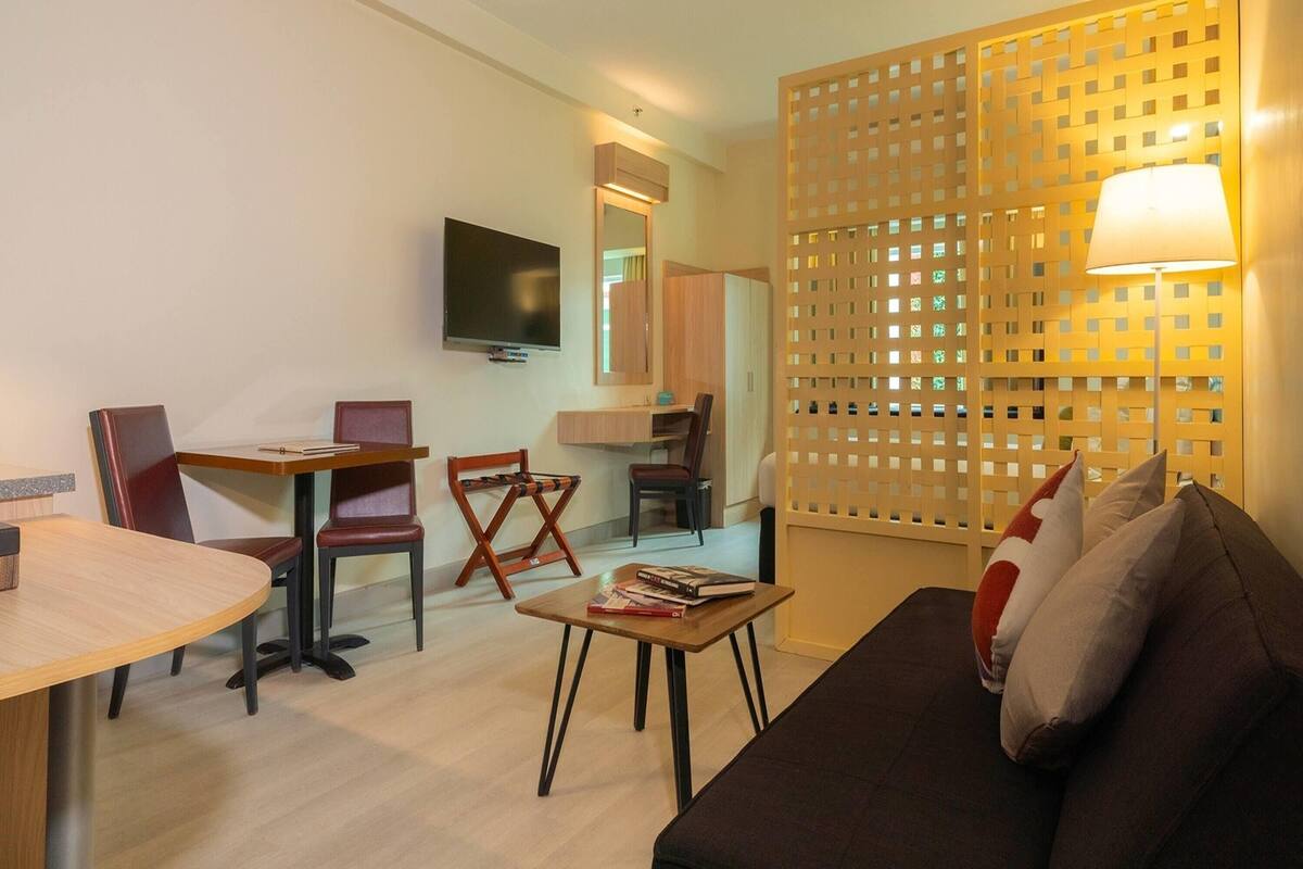 Suite, 1 grand lit, non-fumeur | Coffre-fort, bureau, fer et planche à repasser, accès au Wi-Fi (inclus)