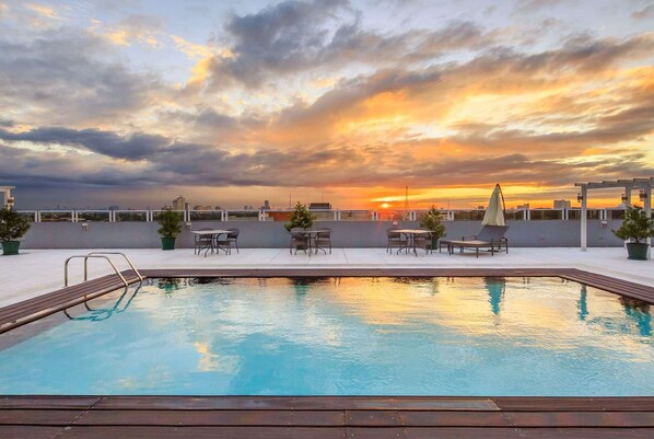 Outdoor pool - Microtel by Wyndham UP Technohub (Quezon City)