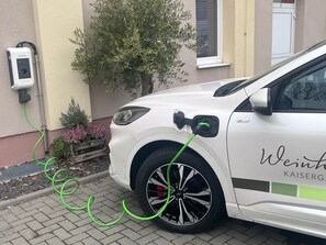 Electric vehicle charging station - Weinhotel Kaisergarten (Alzey)