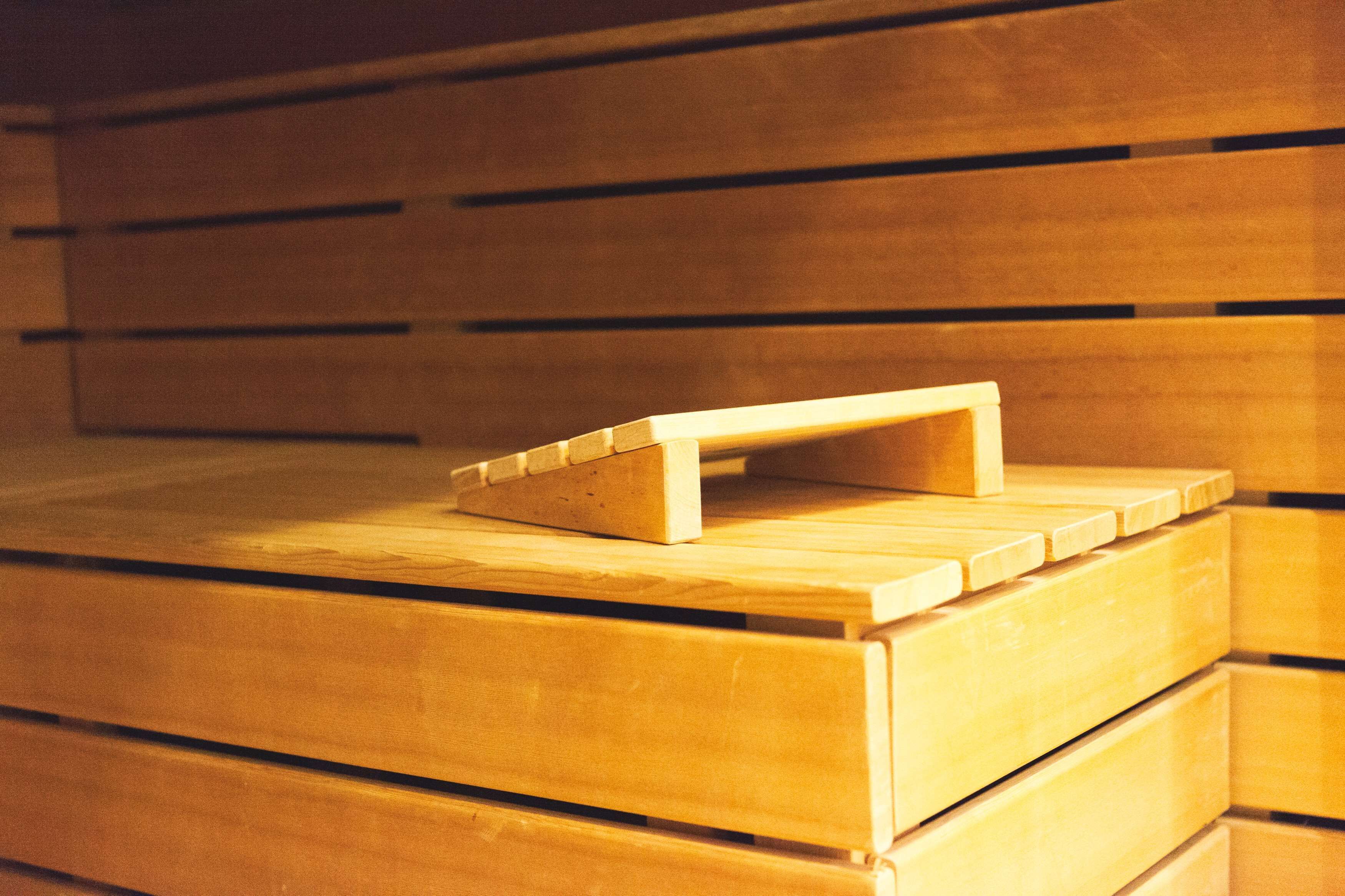 Une pile de bancs en bois surmontée d’une petite structure également en bois.