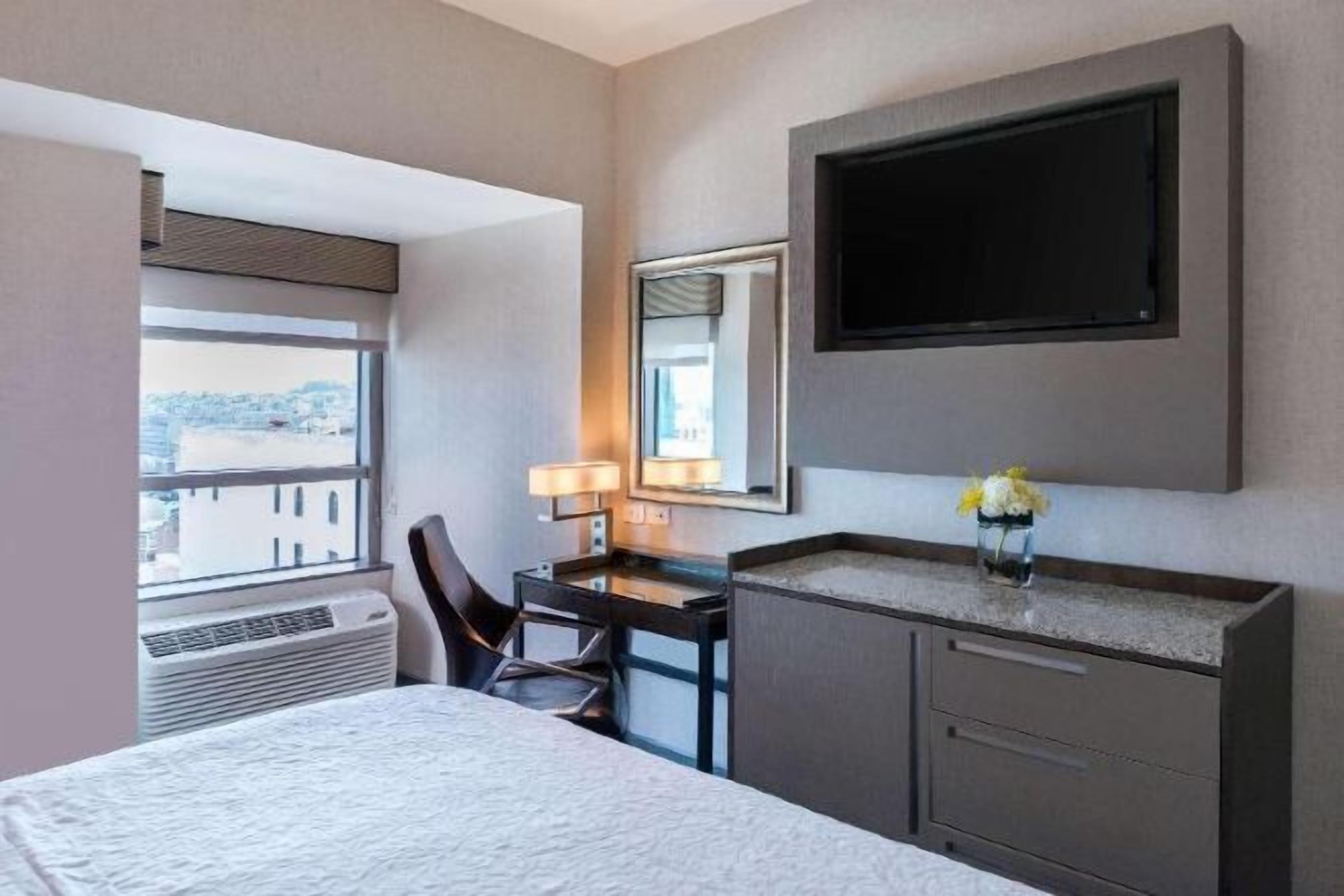 Cofres nos quartos, cortinas blackout, Wi-Fi de cortesia, roupa de cama