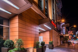 Fachada de la propiedad por la tarde o noche