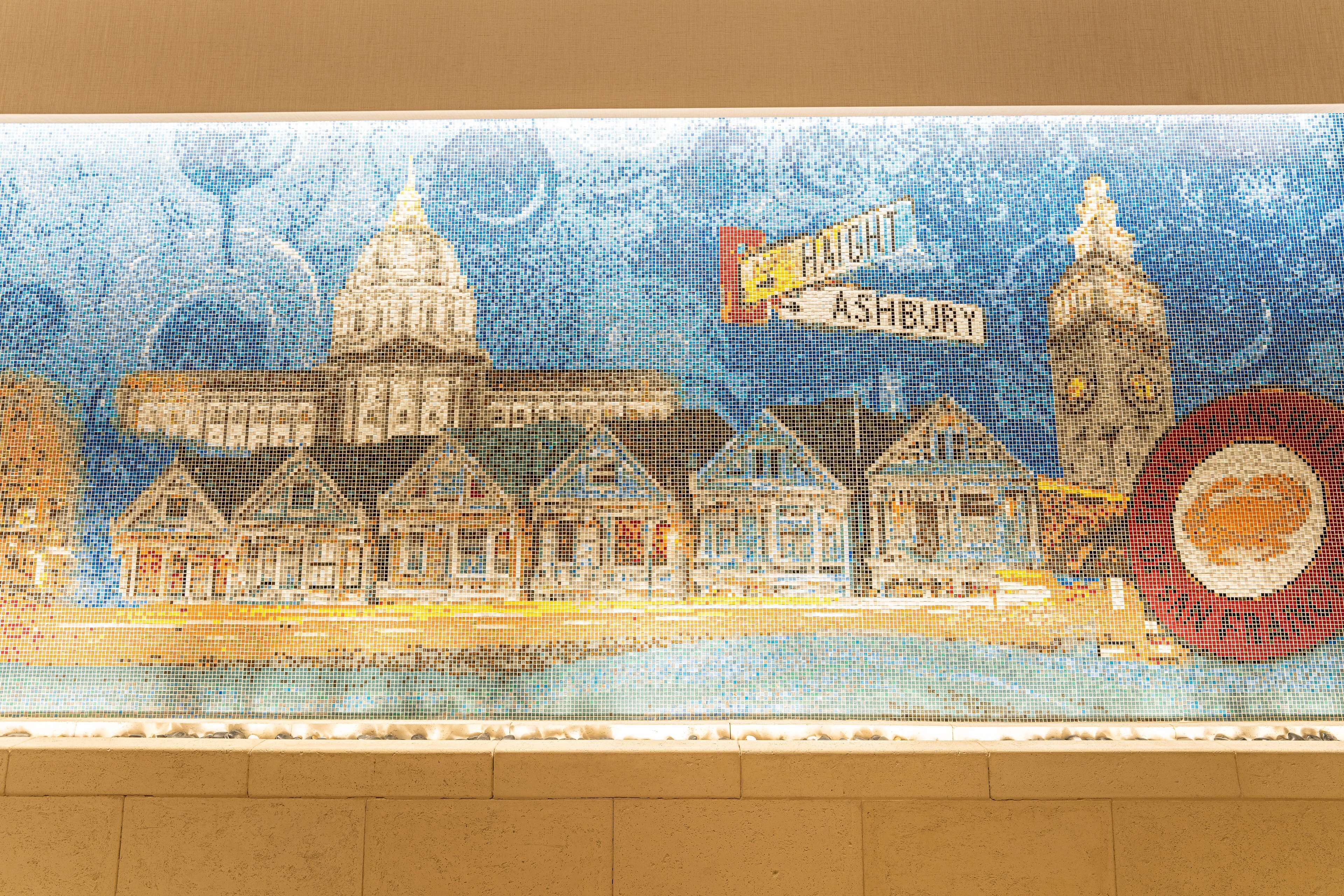 Un mosaico que representa una escena urbana con edificios y un letrero que dice 'HIGHTOWN ASHBURY'.