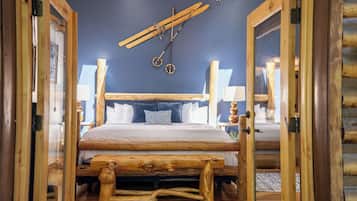 Corey Engen - King Bed Ensuite | Laptop workspace, free WiFi