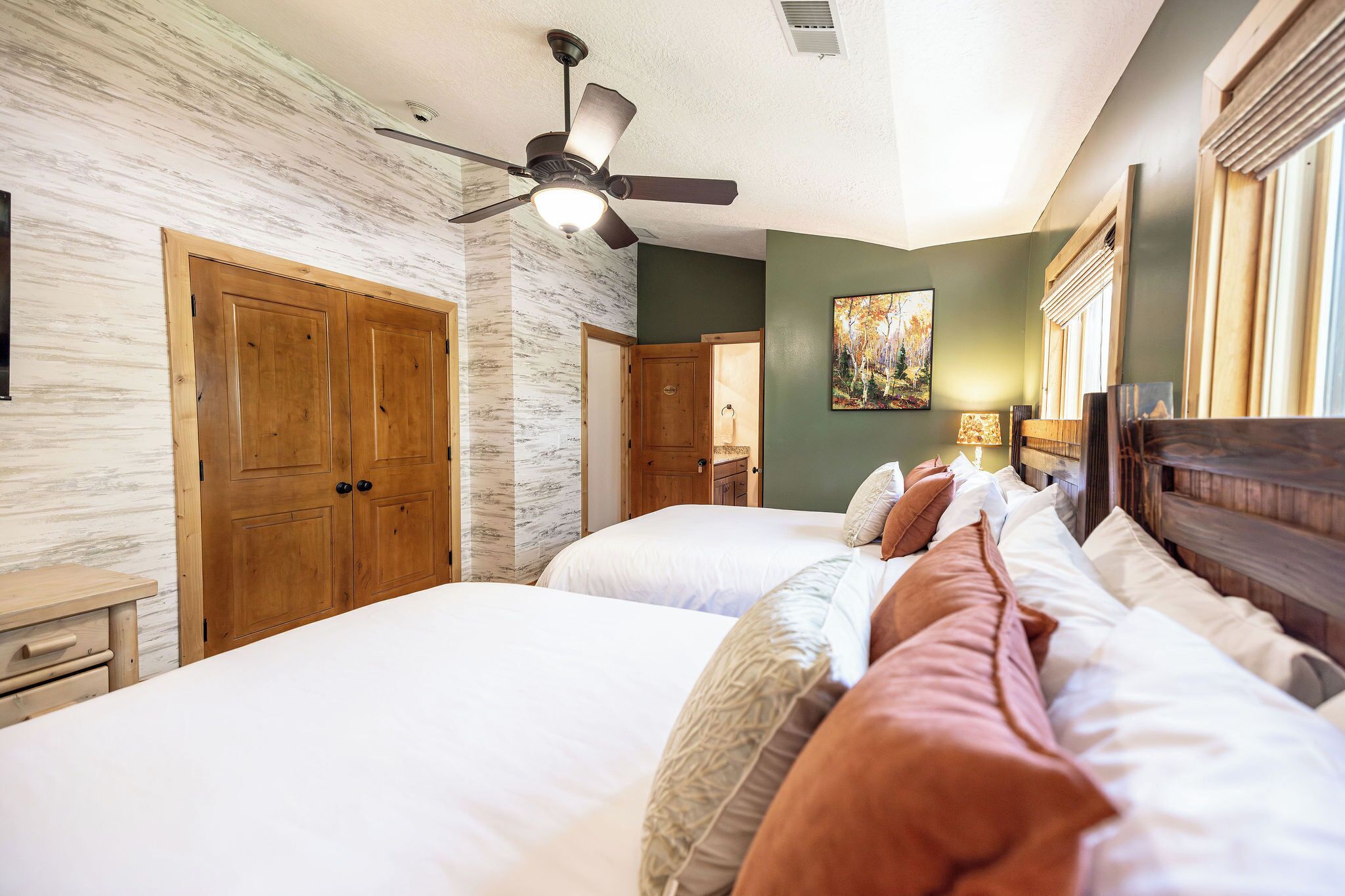 Alpine Loop - 2 Queen Beds Ensuite | Espace de travail pour ordinateur portable, Wi-Fi gratuit