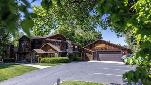 A large log cabin with a spacious garage and a well-maintained driveway. - Engen Hus Bed and Breakfast (Salt Lake City)