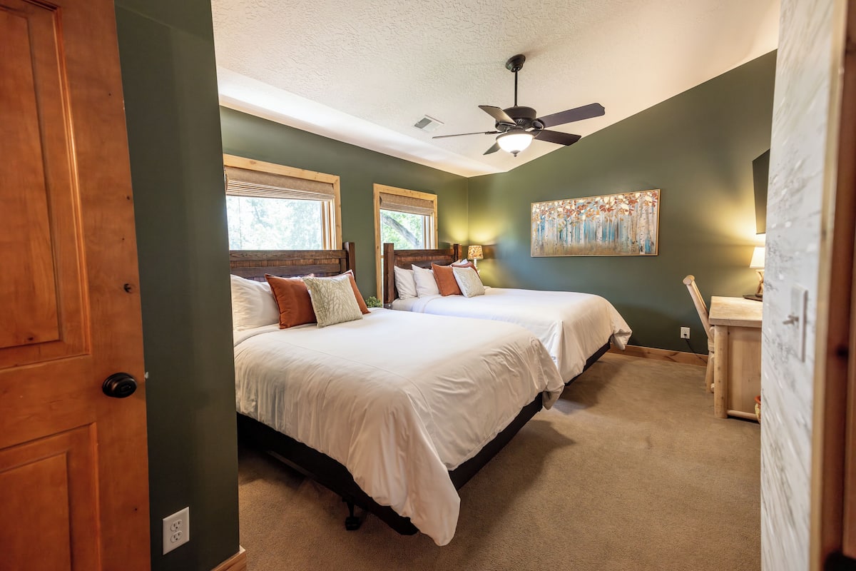 Alpine Loop - 2 Queen Beds Ensuite | Arbejdsområde til bærbare computere, gratis Wi-Fi