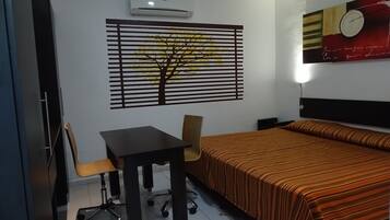 Suite ejecutiva | Escritorio, cortinas blackout y tabla de planchar con plancha