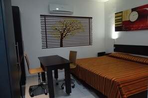 Executive Suite | Desk, blackout drapes, iron/ironing board, free cribs/infant beds