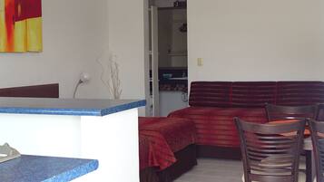 Quarto júnior | Escrivaninha, cortinas blackout, ferros/tábuas de passar roupa