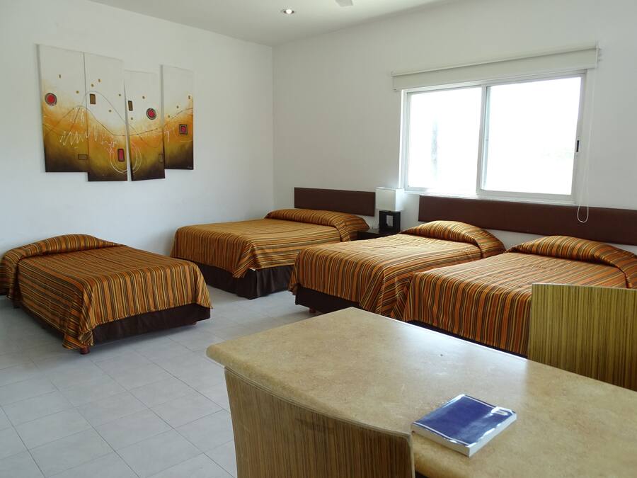Suite, 1 slaapkamer (Master Suite) | Een bureau, verduisterende gordijnen, een strijkplank/strijkijzer