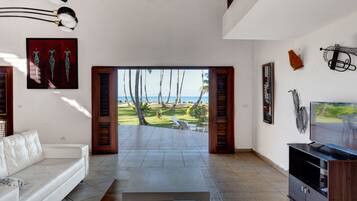 Alberca al aire libre y camastros