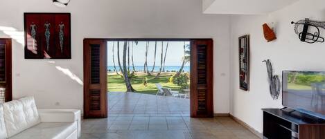 Ulkouima-allas, aurinkotuoleja