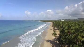 Playa privada, tumbonas, toallas de playa y masajes en la playa