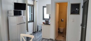 In-room safe, blackout curtains, iron/ironing board, free WiFi - Ragousis Apartments (Paros)