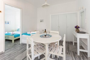 Appartement, 2 slaapkamers | Een kluis op de kamer, verduisterende gordijnen
