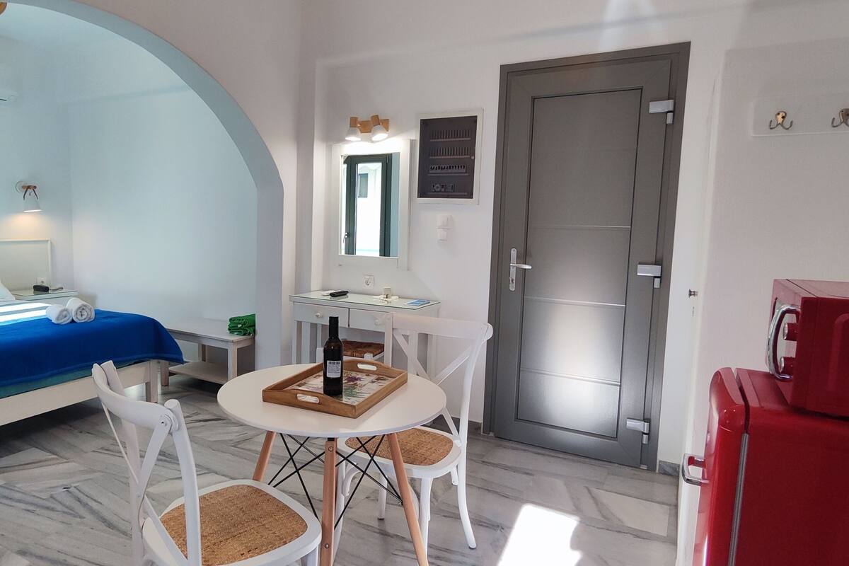 Studio | In-room safe, blackout drapes, iron/ironing board, WiFi (free)
