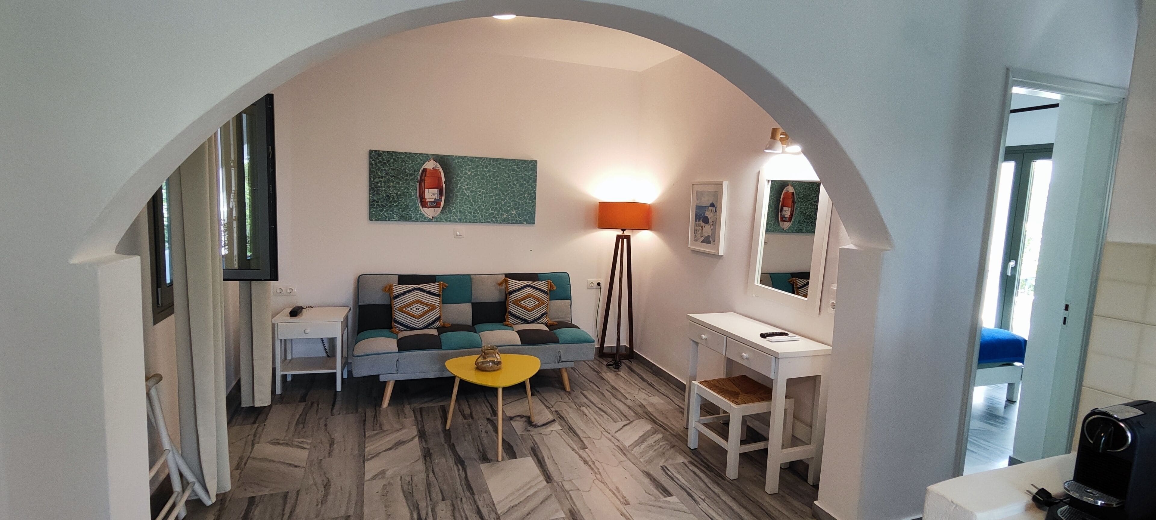 Apartamento superior, 1 quarto | Área de estar | TV LED 24 polegadas com canais via satélite, TV
