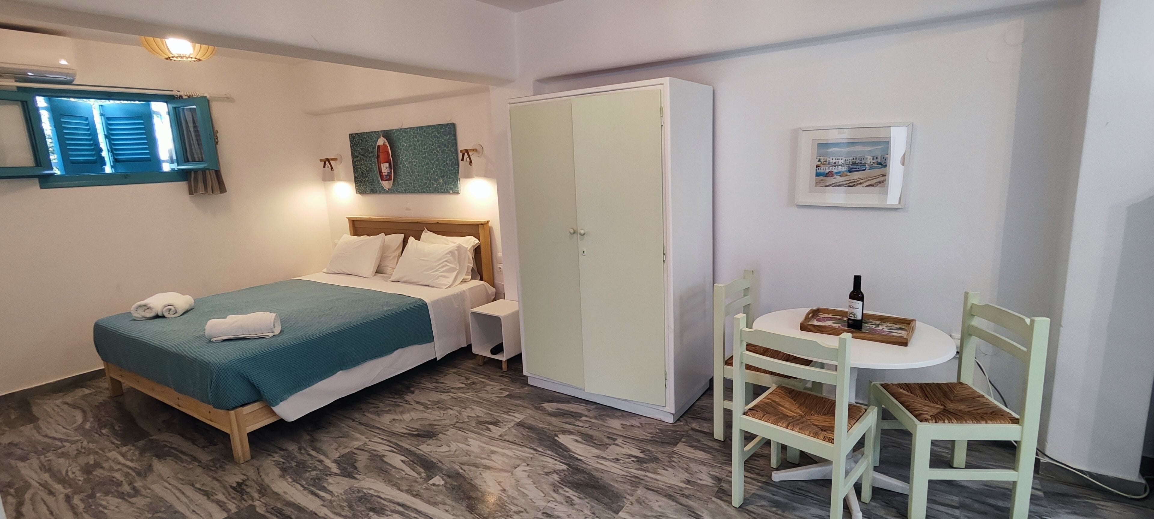 خزنة داخل الغرفة وستائر تعتيم ومكواة/لوح كي وواي فاي مجانًا