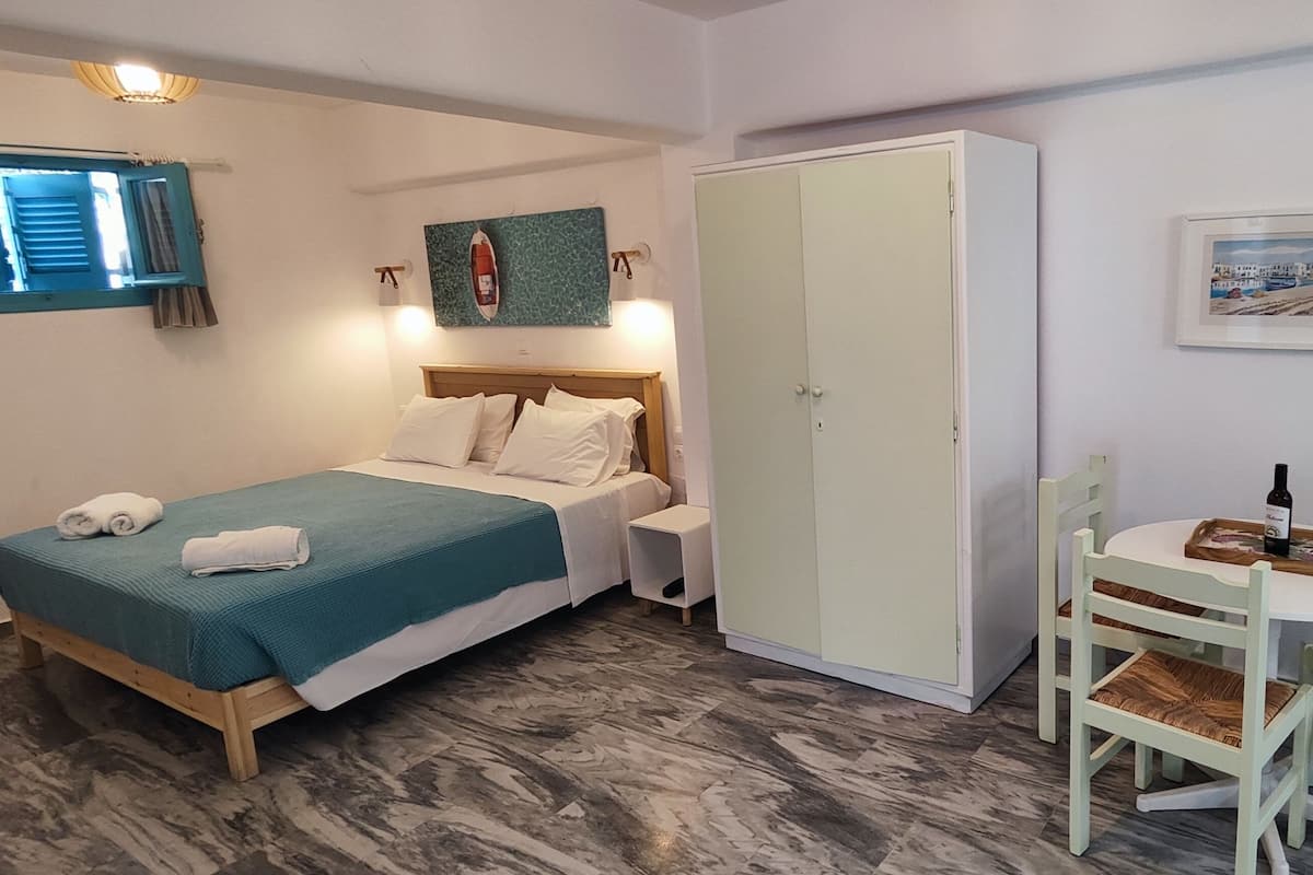 Economy Studio, 1 King Bed | In-room safe, blackout drapes, iron/ironing board, WiFi (free)
