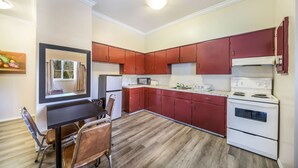 雪櫃、微波爐、廚房用具/餐具/器皿
