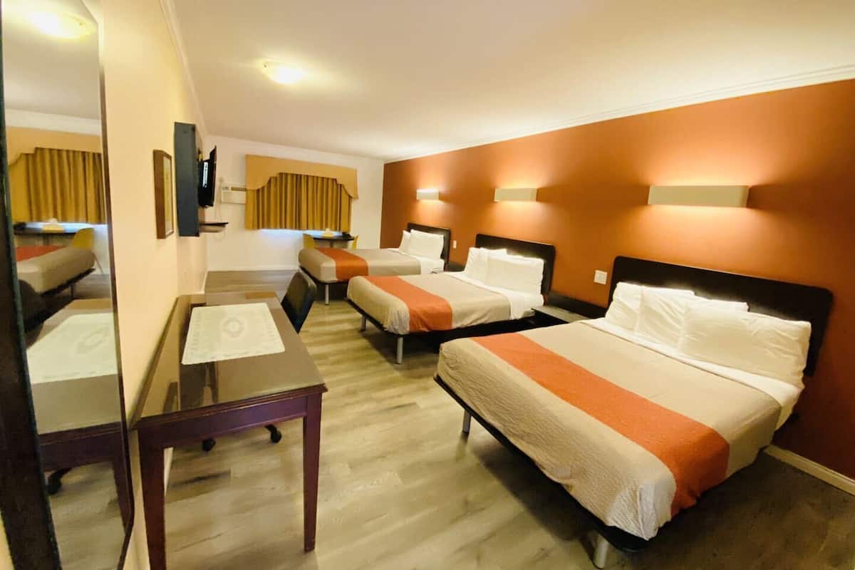 Basic Triple Room | Desk, free WiFi, bed sheets