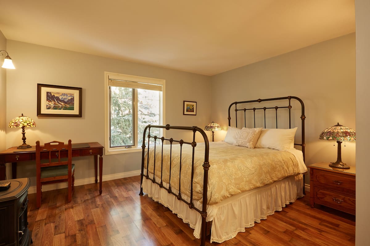 Room, 1 Queen Bed | Individually decorated, individually furnished, free WiFi, bed sheets