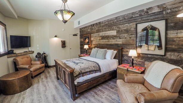 Grotto Mountain, 1 King Bed, 1st floor, A/C | WiFi (無料)、客室ごとに異なる装飾、客室ごとに異なるインテリア、ベッドシーツ