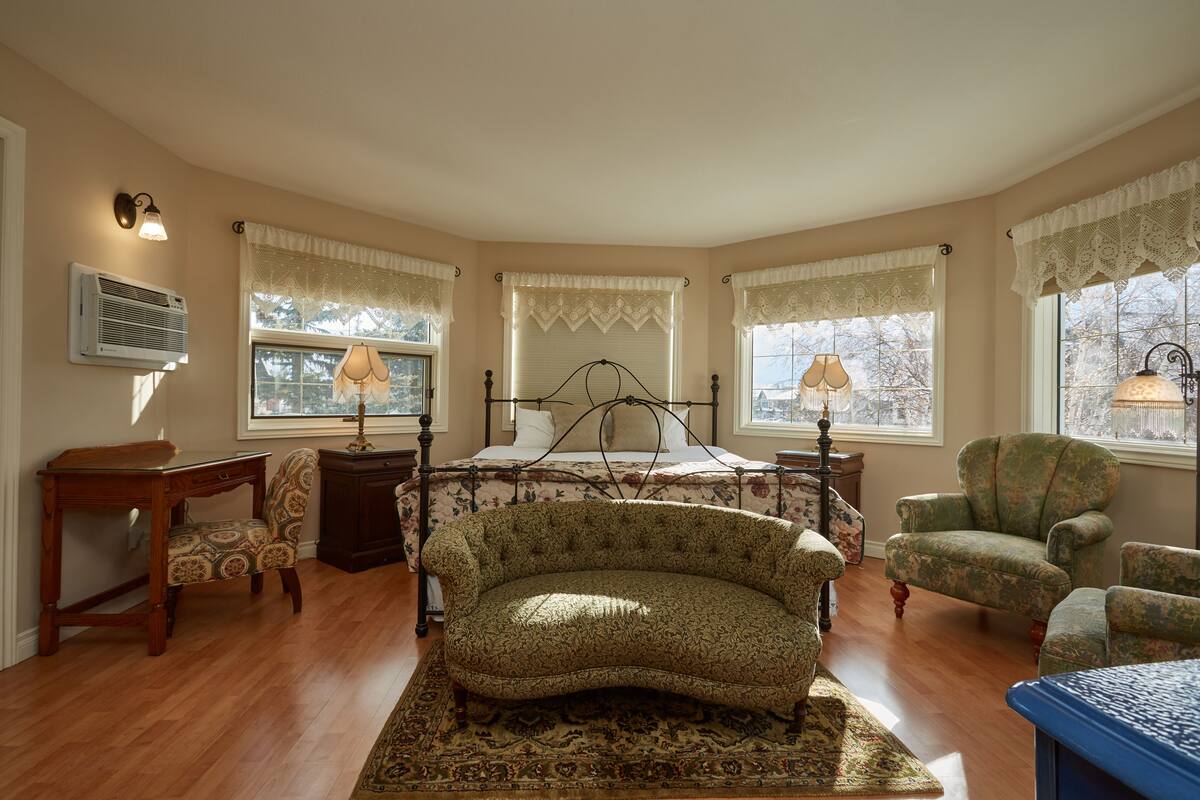 Three Sisters, 1 King Bed, Jetted Tub, Mountain View, 2nd floor, A/C | Wi-Fi de cortesia, individualmente decorados, individualmente mobiliados