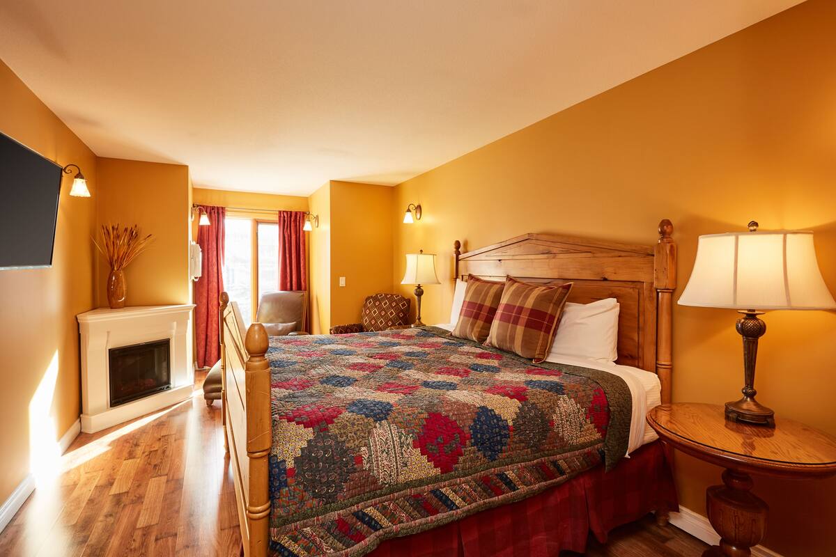 Larch, 1 King Bed, 2nd floor, A/C | Wi-Fi de cortesia, individualmente decorados, individualmente mobiliados