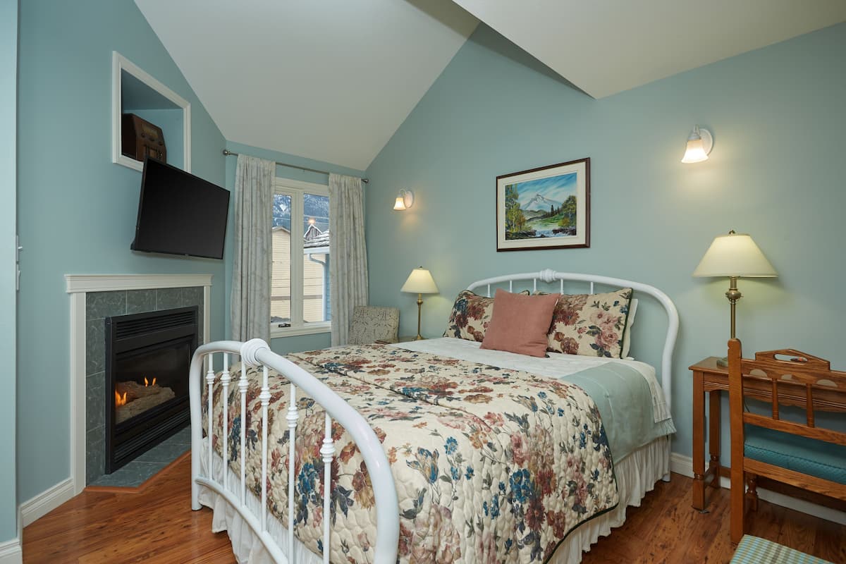 Room (Mount Temple) | Individually decorated, individually furnished, free WiFi, bed sheets