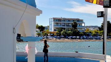 Plage privée à proximité, chaises longues, parasols, bar de plage