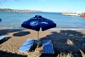 Plage privée à proximité, chaises longues, parasols, bar de plage