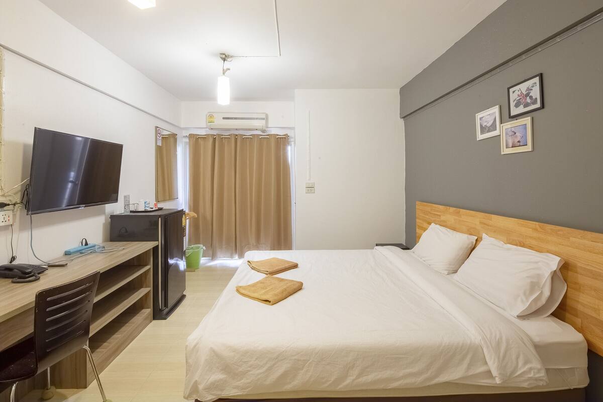Deluxe One Double Bed Room | Desk, laptop workspace, soundproofing, free WiFi