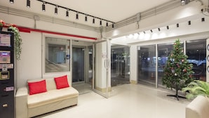 Lobby sitting area - Gems Park Don Mueang (Bangkok)