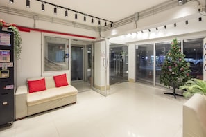 Lobby sitting area - Gems Park Don Mueang (Bangkok)