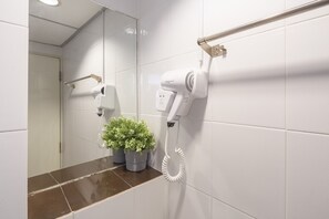 Shower, hair dryer, towels, soap - Gems Park Don Mueang (Bangkok)