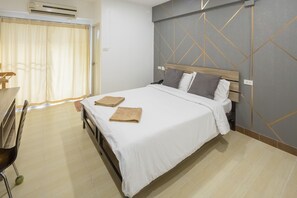 Desk, laptop workspace, soundproofing, free WiFi - Gems Park Don Mueang (Bangkok)