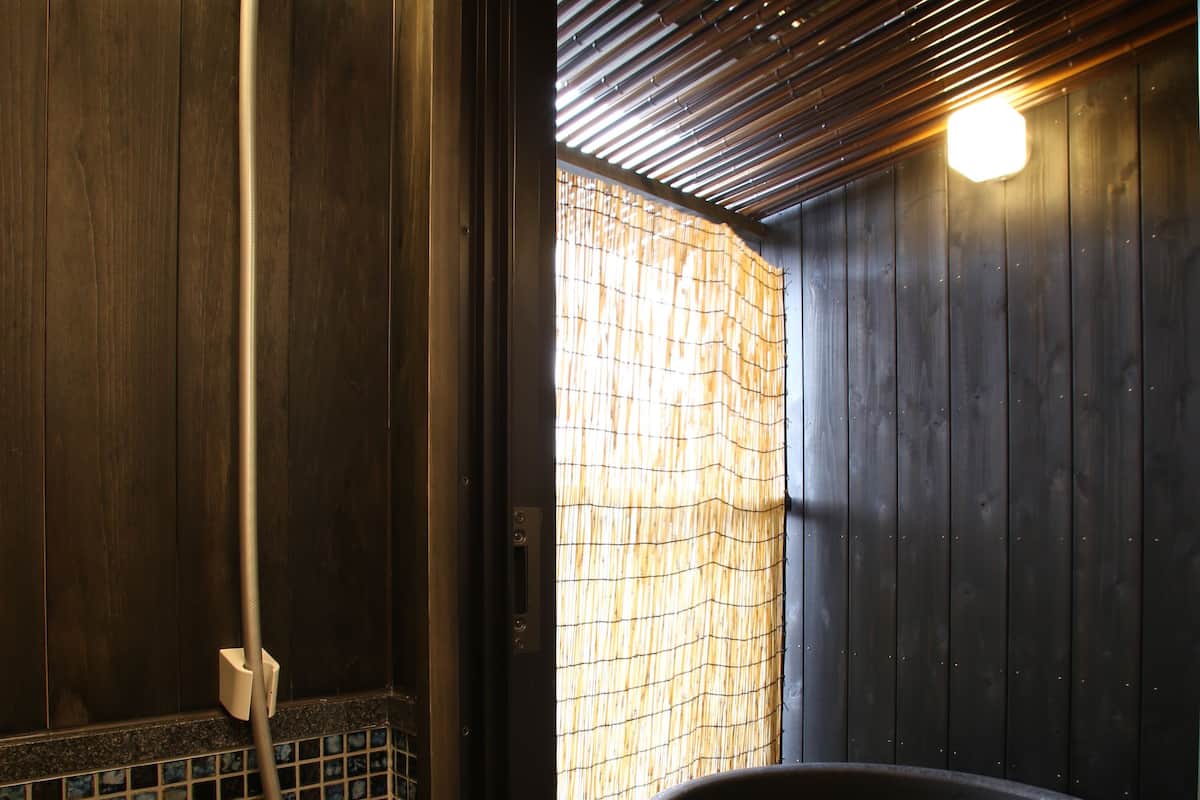 Japanese Style Room With Open-Air Bath (Room #301) : 2 meals (No Child Allowed, Check in until 7pm) | Badezimmer | Duschwanne, kostenlose Toilettenartikel, Haartrockner, Hausschuhe