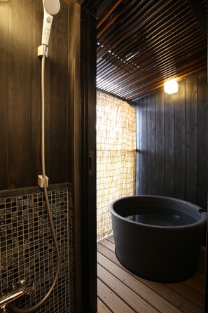 Japanese Style Room With Open-Air Bath (Room #301) : 2 meals (No Child Allowed, Check in until 7pm) | 浴室 | 淋浴/浴缸二合一、免費盥洗用品、吹風機、拖鞋