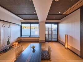 Japanese Style Room With Open-Air Bath (Room #303) : 2 meals (No Child Allowed, Check in until 7pm) | 高級寝具、羽毛の掛け布団、セーフティボックス (室内)、ノートパソコン用作業スペース